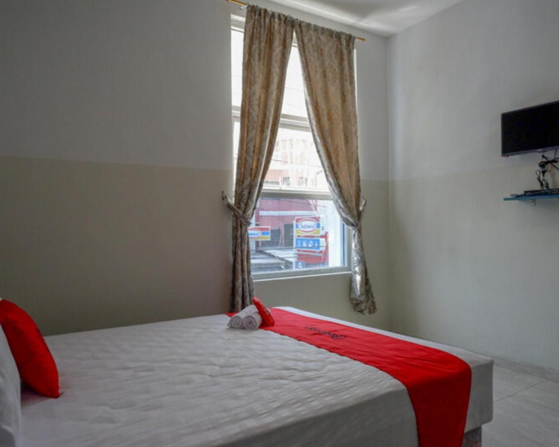 Hotel Reddoorz Near Tamansari Shopping Center 2*