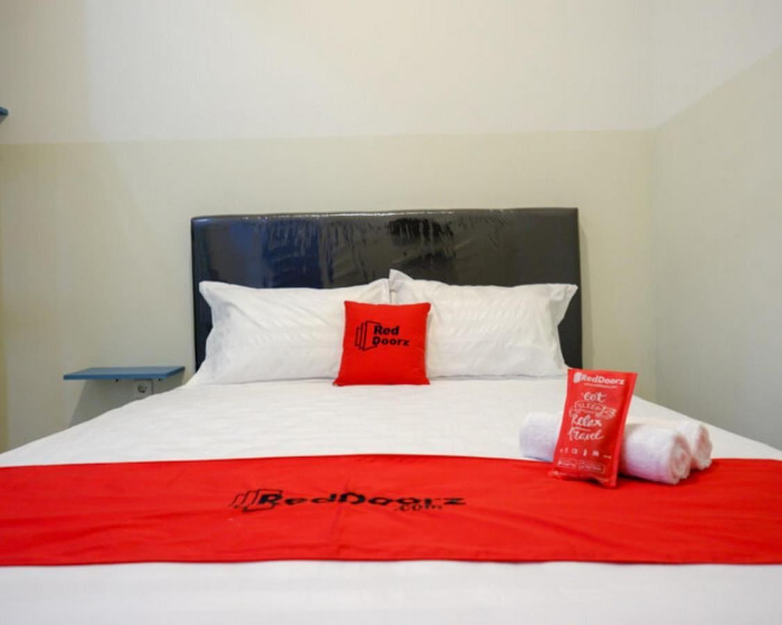 Reddoorz Near Tamansari Shopping Center 2*