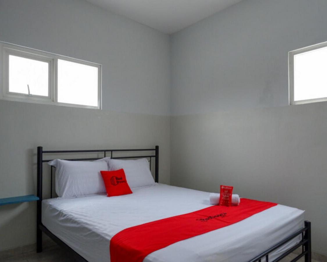 Reddoorz Near Tamansari Shopping Center Hotel 2*