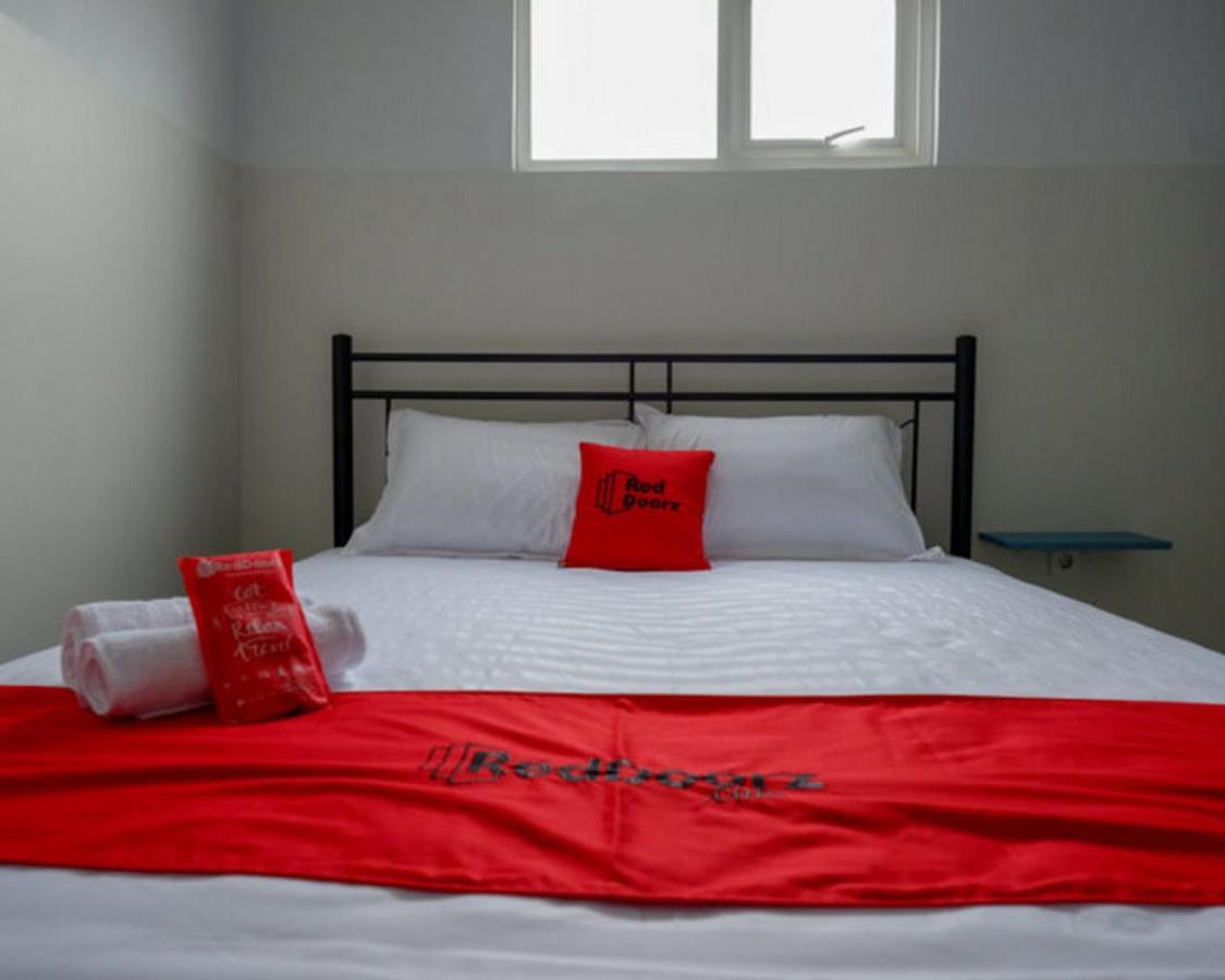Reddoorz Near Tamansari Shopping Center Hotel 2*