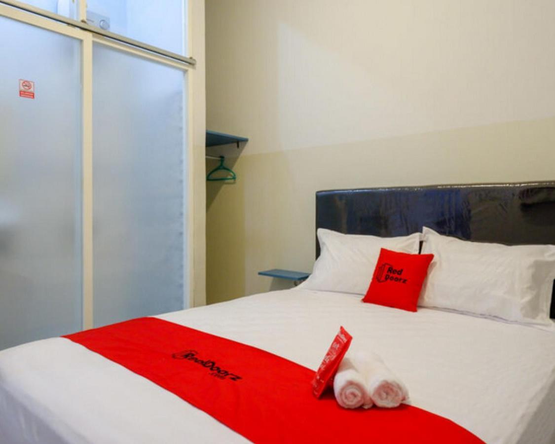 Reddoorz Near Tamansari Shopping Center 2*