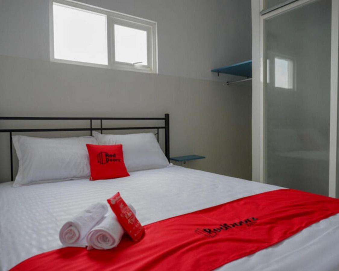 Reddoorz Near Tamansari Shopping Center Hotel 2*