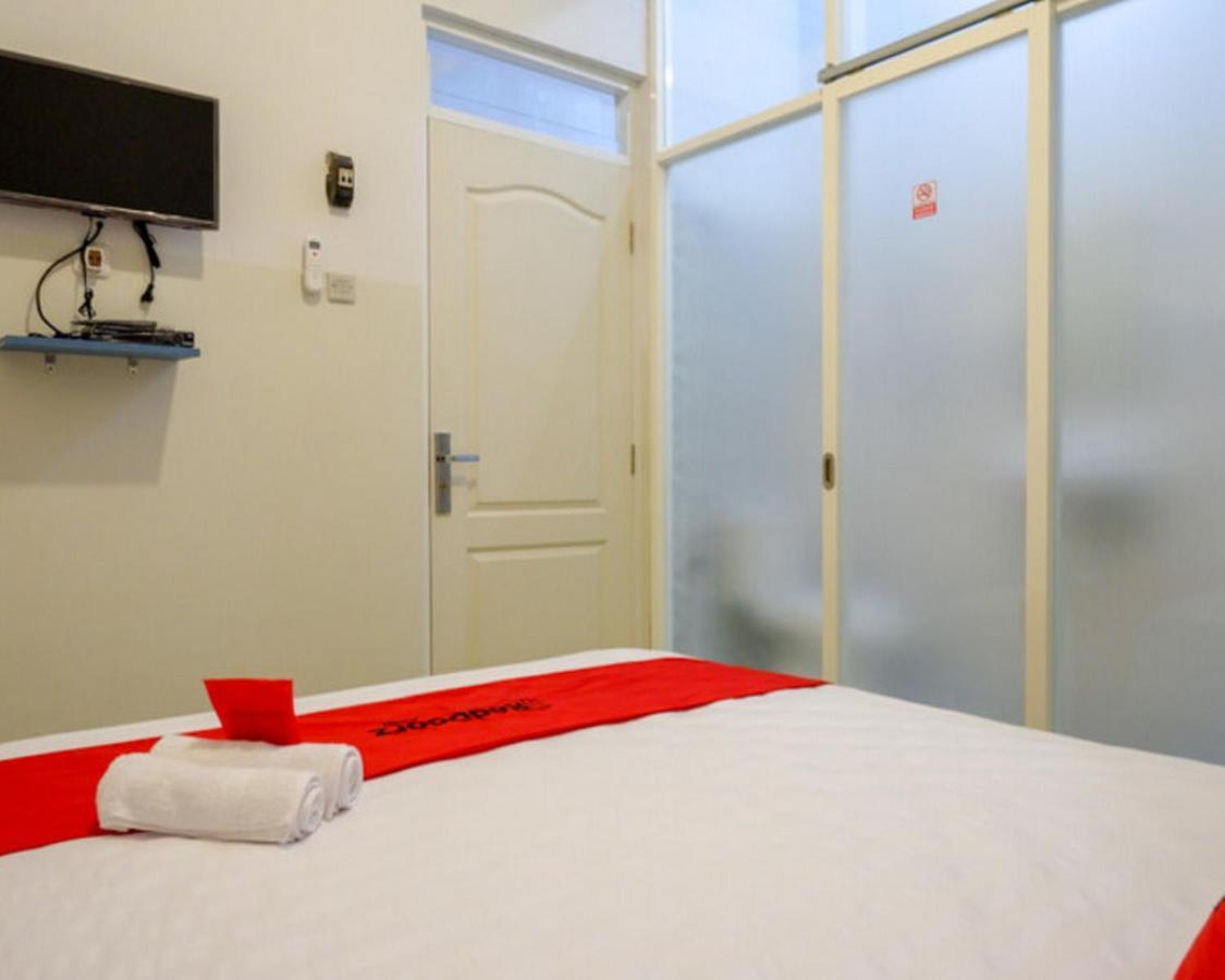 Reddoorz Near Tamansari Shopping Center Hotel 2*